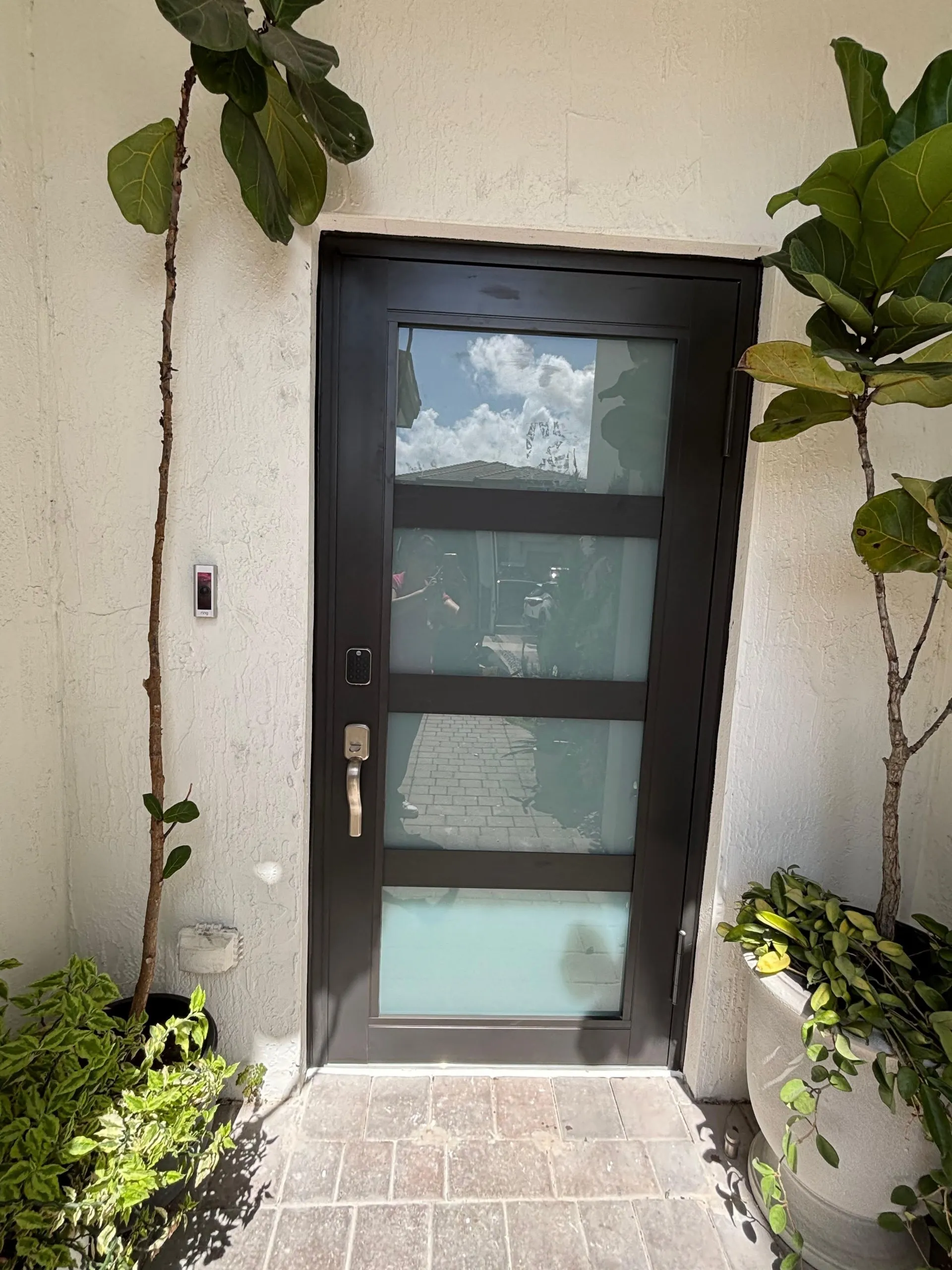Puerta de impacto moderna