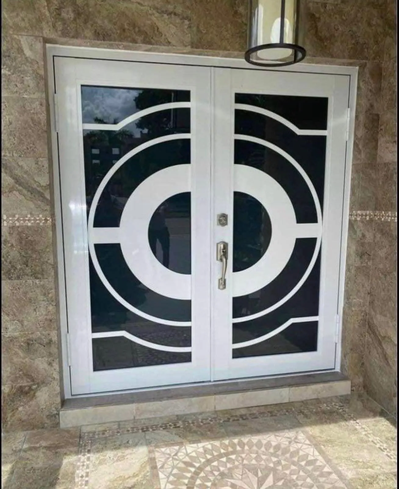 Puerta de impacto resistente